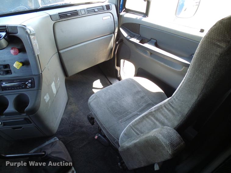 image for item DD8646 2005 Freightliner Columbia 120 semi truck