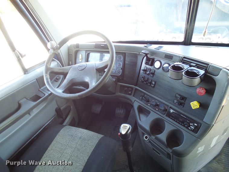 image for item DD8646 2005 Freightliner Columbia 120 semi truck