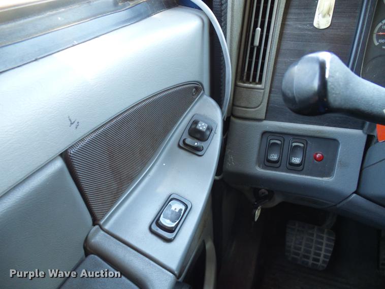 image for item DD8646 2005 Freightliner Columbia 120 semi truck