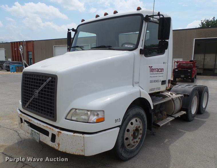 image for item DZ9395 2005 Volvo VNM semi truck