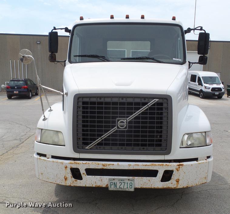 image for item DZ9395 2005 Volvo VNM semi truck