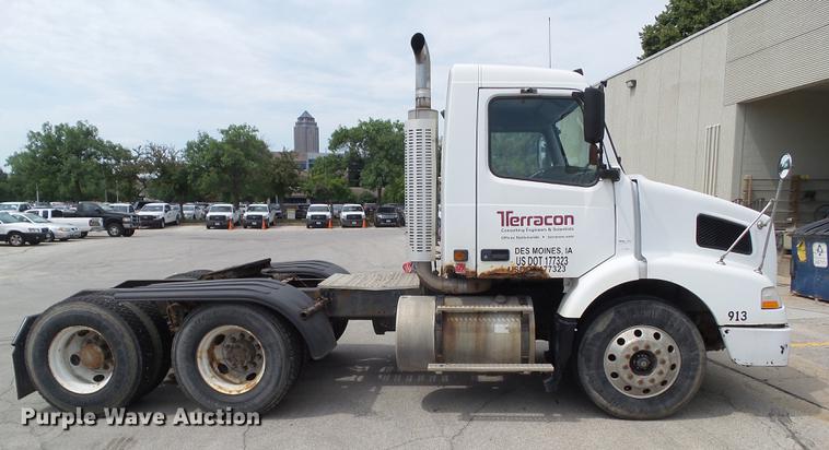 image for item DZ9395 2005 Volvo VNM semi truck