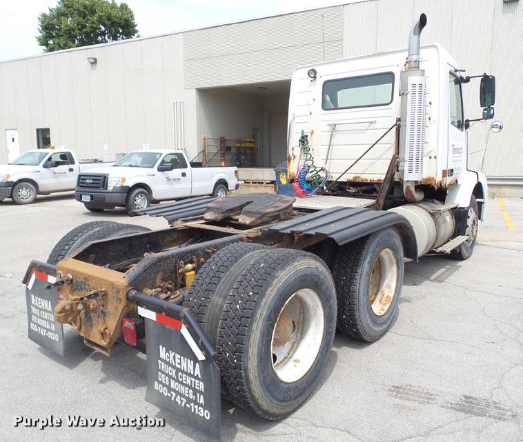 image for item DZ9395 2005 Volvo VNM semi truck