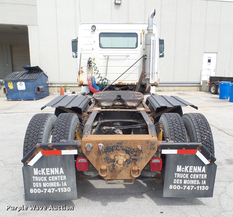 image for item DZ9395 2005 Volvo VNM semi truck