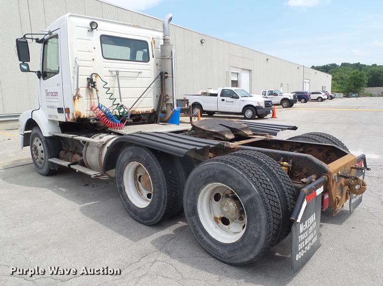 image for item DZ9395 2005 Volvo VNM semi truck