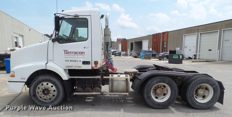 image for item DZ9395 2005 Volvo VNM semi truck