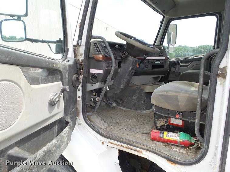 image for item DZ9395 2005 Volvo VNM semi truck