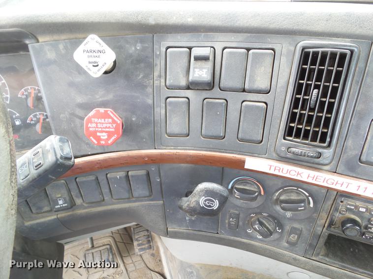 image for item DZ9395 2005 Volvo VNM semi truck