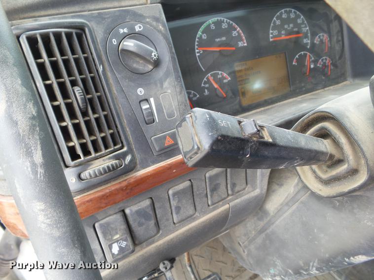 image for item DZ9395 2005 Volvo VNM semi truck