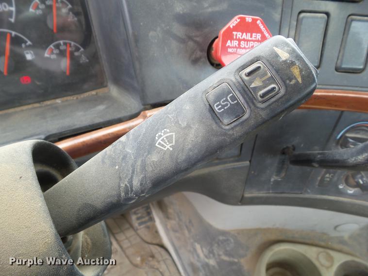 image for item DZ9395 2005 Volvo VNM semi truck