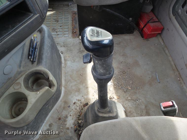 image for item DZ9395 2005 Volvo VNM semi truck