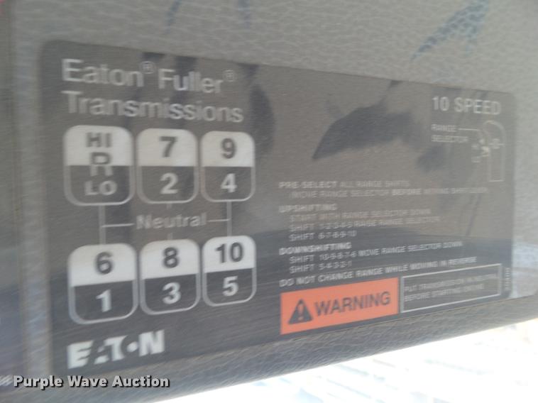 image for item DZ9395 2005 Volvo VNM semi truck