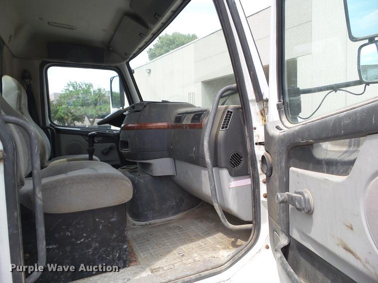 image for item DZ9395 2005 Volvo VNM semi truck