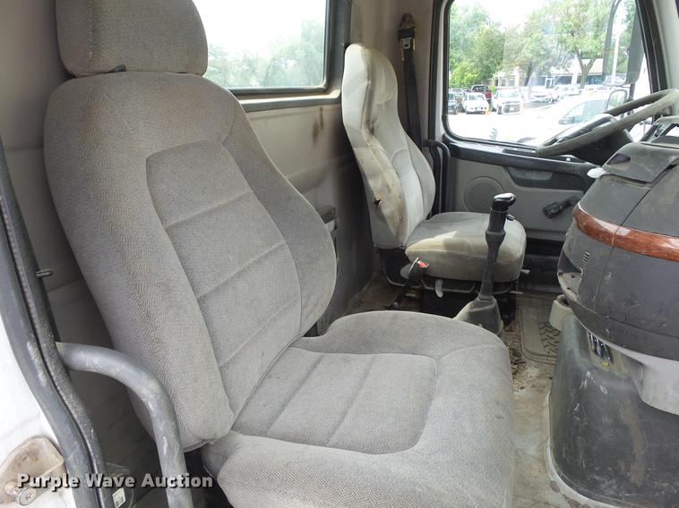 image for item DZ9395 2005 Volvo VNM semi truck