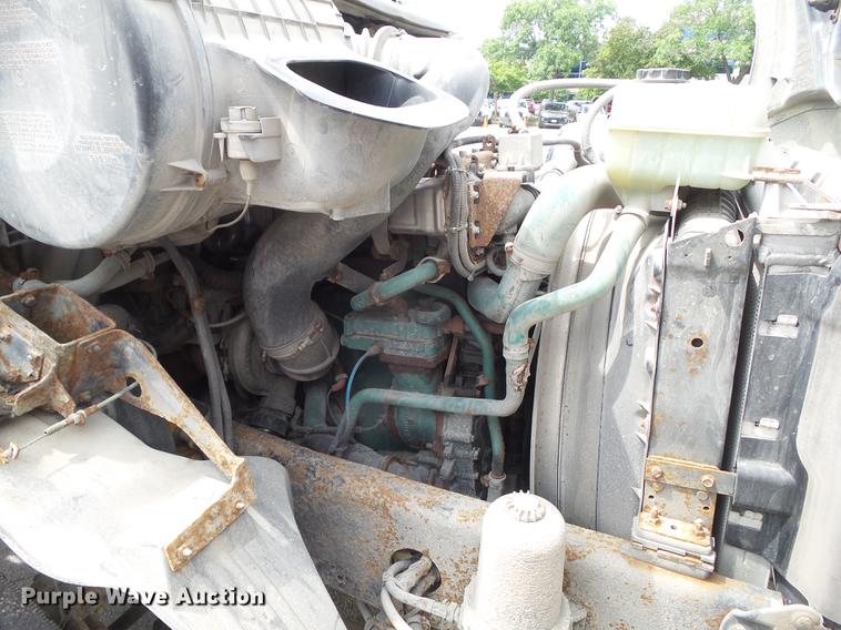 image for item DZ9395 2005 Volvo VNM semi truck