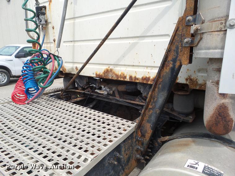 image for item DZ9395 2005 Volvo VNM semi truck