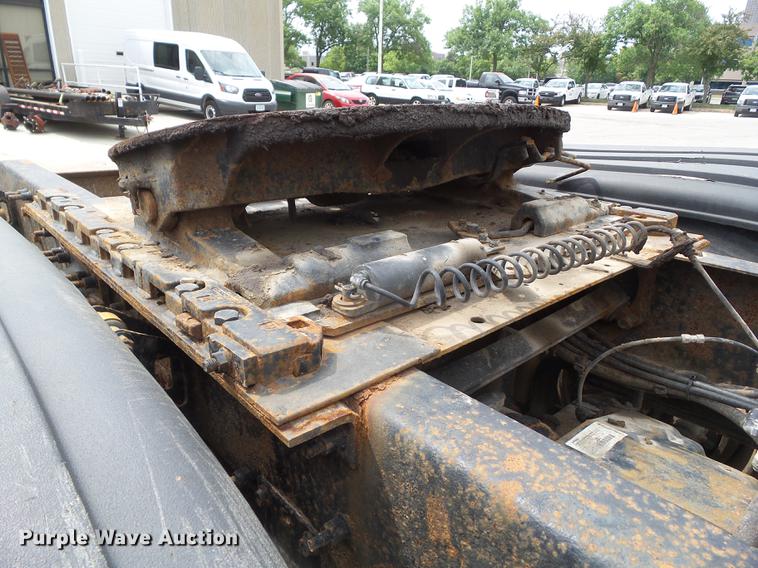 image for item DZ9395 2005 Volvo VNM semi truck