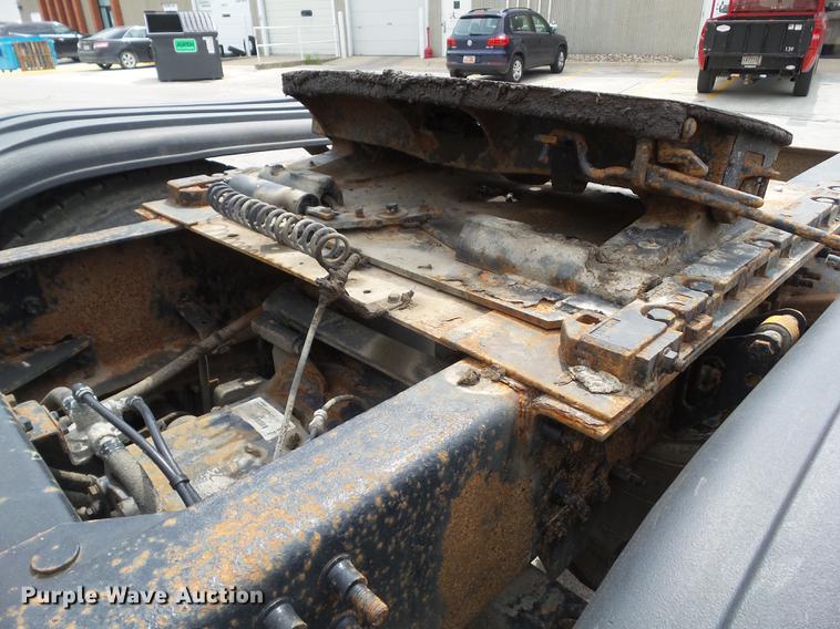 image for item DZ9395 2005 Volvo VNM semi truck