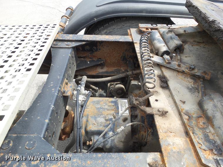 image for item DZ9395 2005 Volvo VNM semi truck