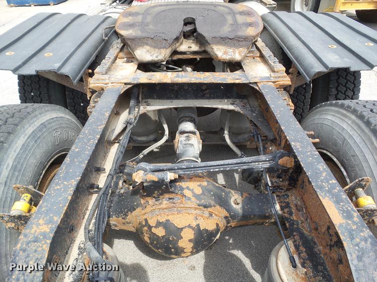 image for item DZ9395 2005 Volvo VNM semi truck