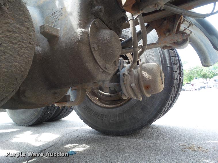 image for item DZ9395 2005 Volvo VNM semi truck