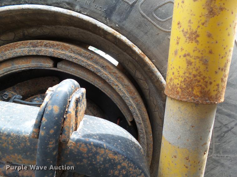 image for item DZ9395 2005 Volvo VNM semi truck