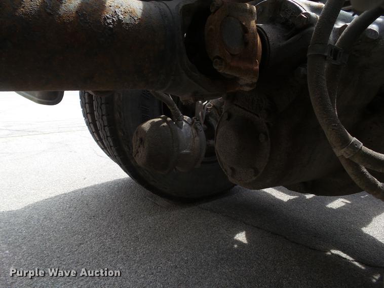 image for item DZ9395 2005 Volvo VNM semi truck