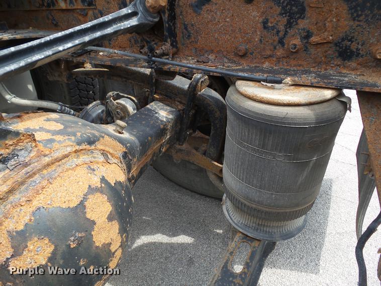 image for item DZ9395 2005 Volvo VNM semi truck