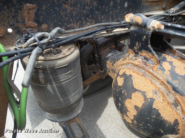 image for item DZ9395 2005 Volvo VNM semi truck