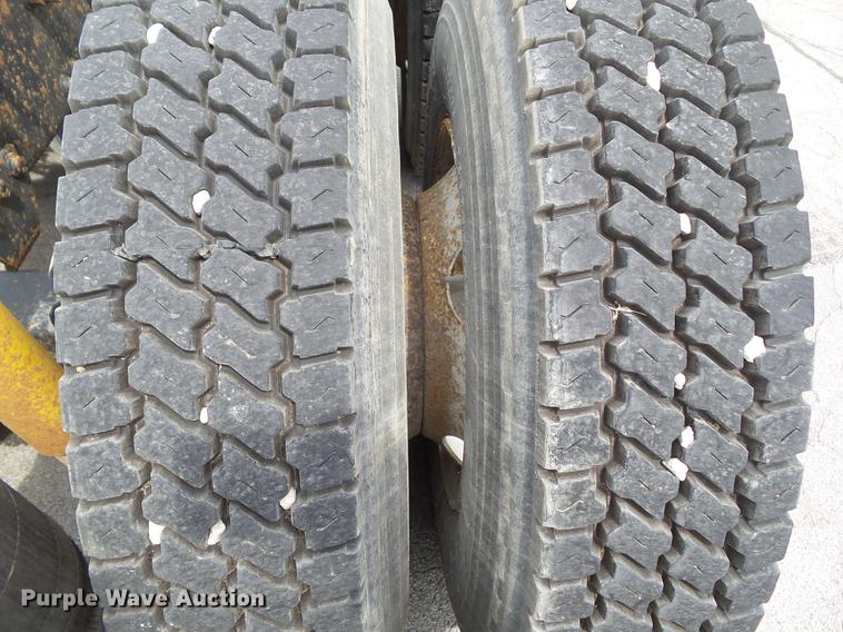 image for item DZ9395 2005 Volvo VNM semi truck