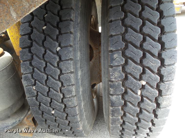 image for item DZ9395 2005 Volvo VNM semi truck