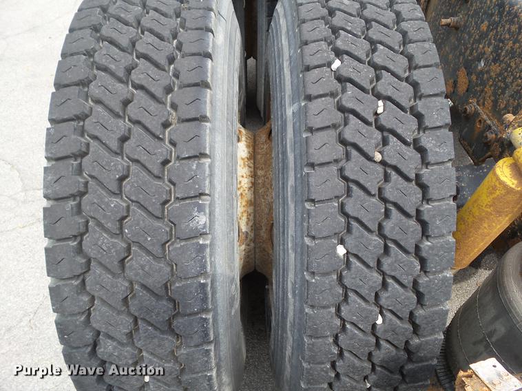 image for item DZ9395 2005 Volvo VNM semi truck