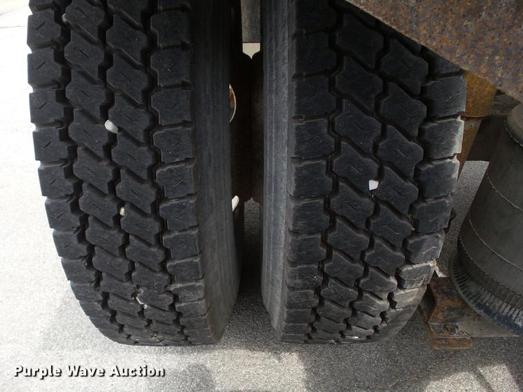 image for item DZ9395 2005 Volvo VNM semi truck