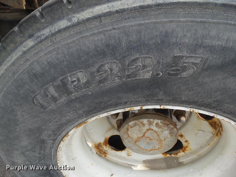 image for item DZ9395 2005 Volvo VNM semi truck