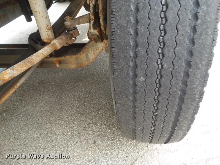 image for item DZ9395 2005 Volvo VNM semi truck