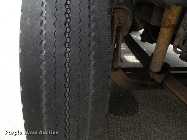 image for item DZ9395 2005 Volvo VNM semi truck