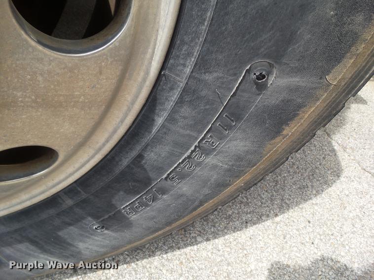 image for item DZ9395 2005 Volvo VNM semi truck