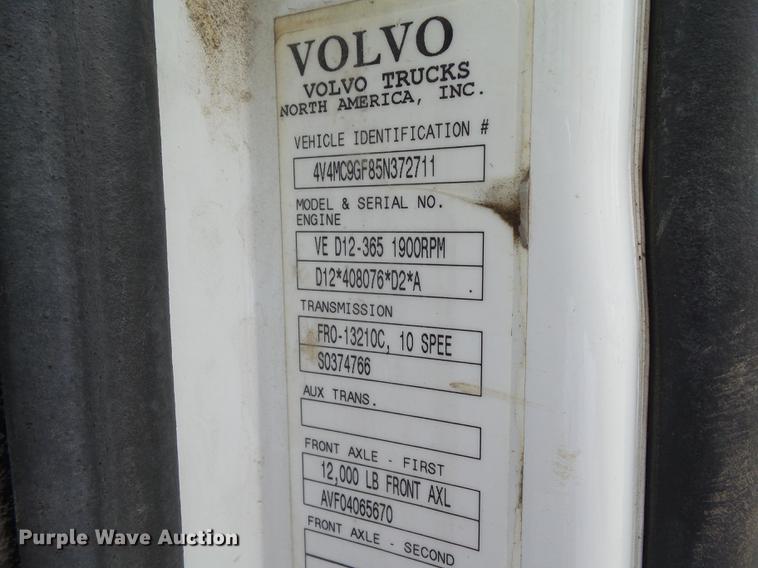 image for item DZ9395 2005 Volvo VNM semi truck