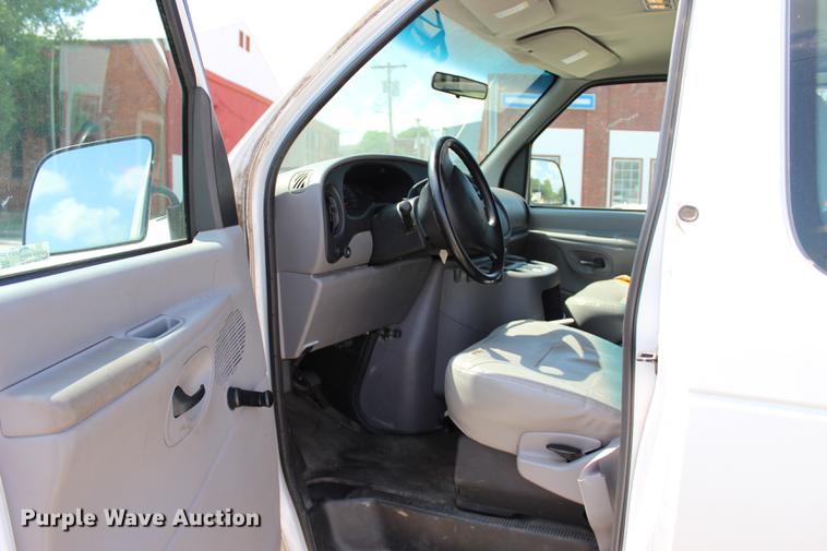 image for item BE9334 2000 Ford Econoline E350 XL van