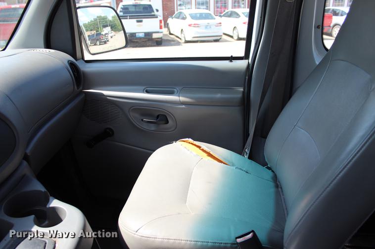image for item BE9334 2000 Ford Econoline E350 XL van