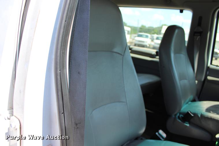 image for item BE9334 2000 Ford Econoline E350 XL van