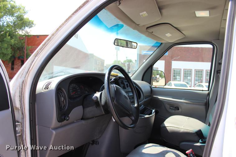 image for item BE9335 1998 Ford Club Wagon XL Super van