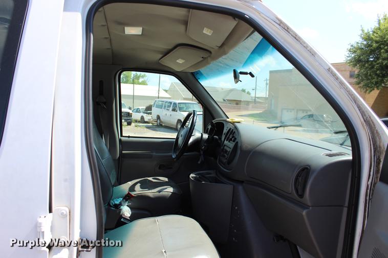 image for item BE9335 1998 Ford Club Wagon XL Super van