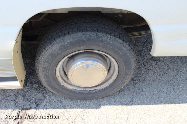 image for item BE9335 1998 Ford Club Wagon XL Super van