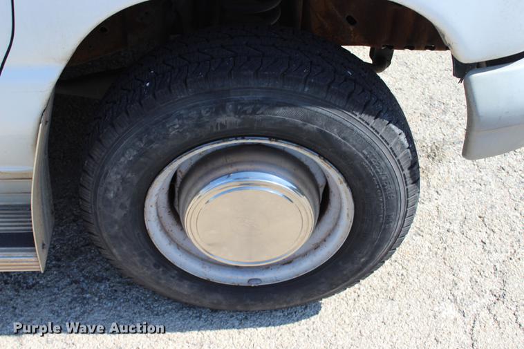 image for item BE9335 1998 Ford Club Wagon XL Super van