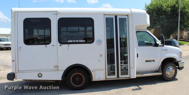 image for item BE9336 2009 Ford E350 Super Duty shuttle bus
