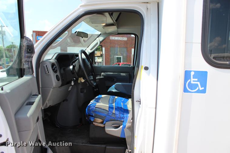 image for item BE9336 2009 Ford E350 Super Duty shuttle bus