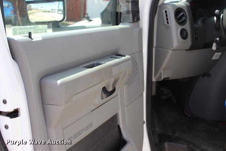image for item BE9336 2009 Ford E350 Super Duty shuttle bus