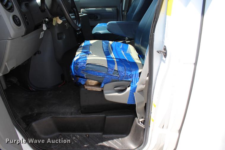 image for item BE9336 2009 Ford E350 Super Duty shuttle bus