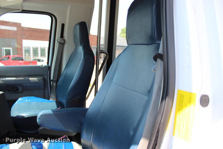 image for item BE9336 2009 Ford E350 Super Duty shuttle bus